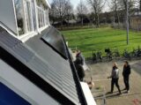 Plaatsing zonnepanelen (deel 2) op dak van kantine op zaterdag 28 januari 2023 (18/22)